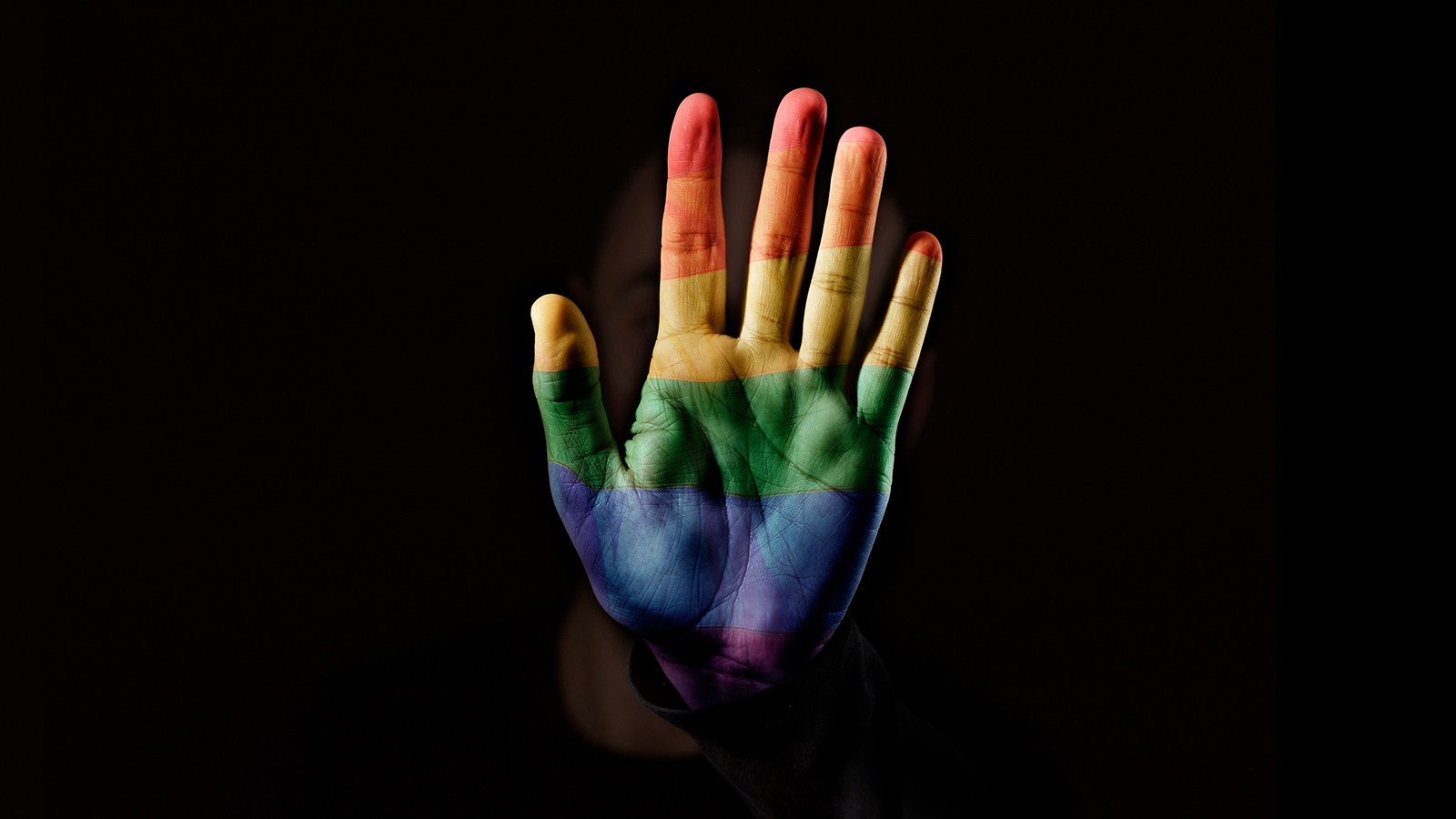la mano di una donna LGBTI per dire basta alle discriminazioni e alle ingiustizie sui luoghi di lavoro